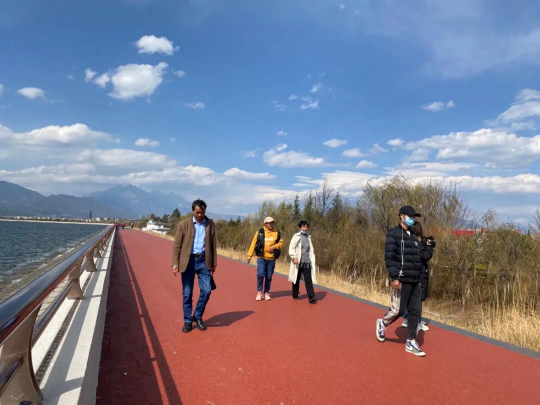 麗江這里環(huán)海而建的長廊，你不來看看？