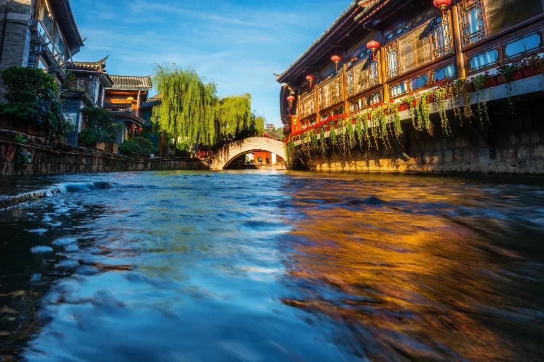 我在麗江古城， 邂逅了一扇詩意的窗， 看櫥窗里的風(fēng)景， 淡然且自在。