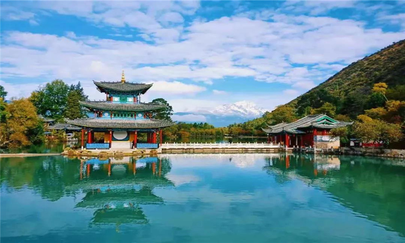 夏日里散步、納涼、旅拍，位于象山腳下的黑龍?zhí)妒莻€(gè)好去處