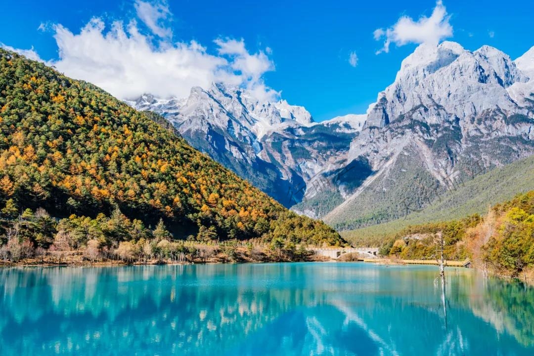 玉龍雪山的夏天繽紛多彩，玩一次“夏天的雪”最美的風(fēng)景與你不期而遇。