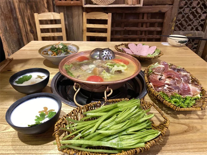麗江美食攻略：”會(huì)吃的麗江人，一天都吃了什么？